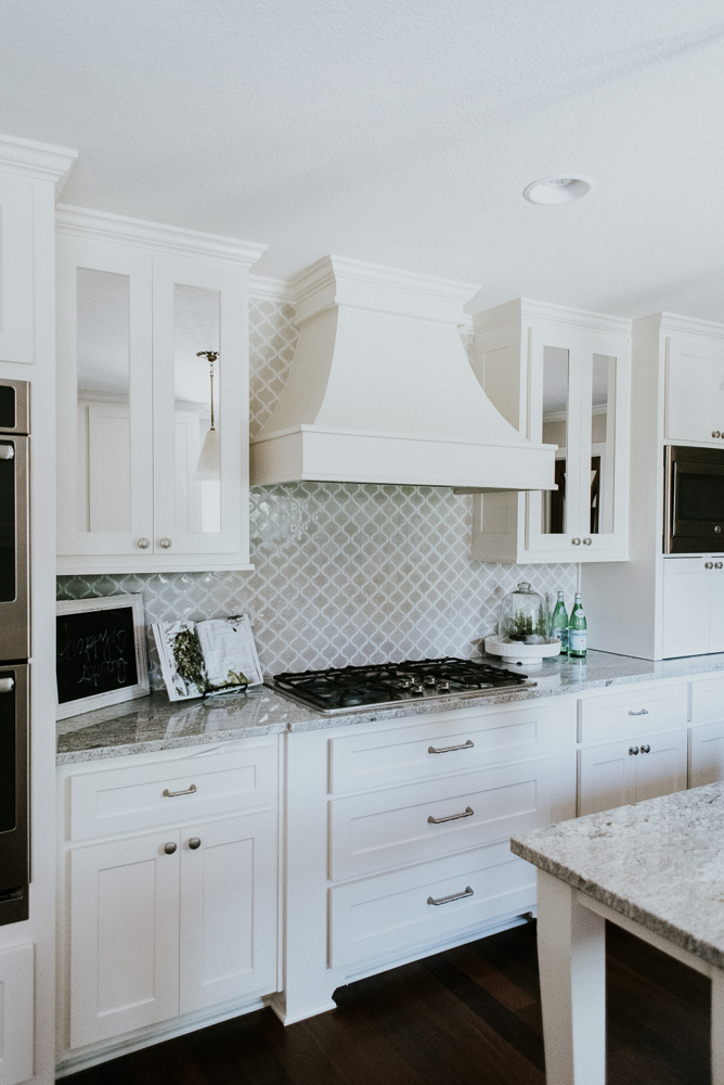 Kitchen-decor-range-hood-backsplash